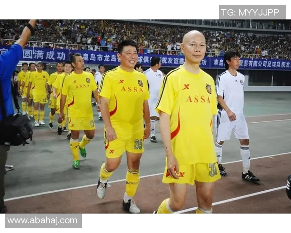 足球明星敬酒瞬间高清图片欣赏展现球场外的魅力与风采