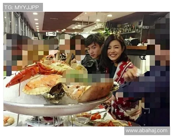 足球明星身着西装领奖合照与女伴甜蜜瞬间尽显风采与魅力